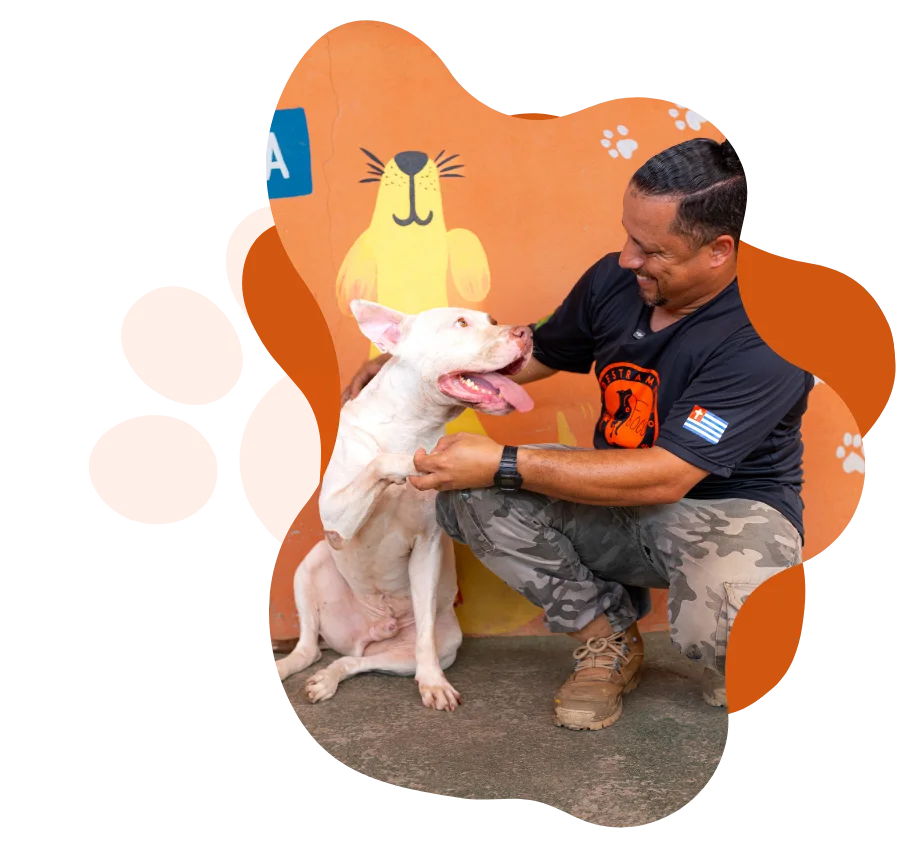 Instrutor Rafael Silva com cachorro feliz